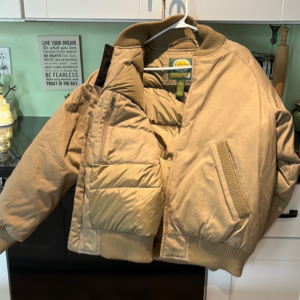 Cabela like new, worn 2 times, tan in color, size medium, two inside pockets.